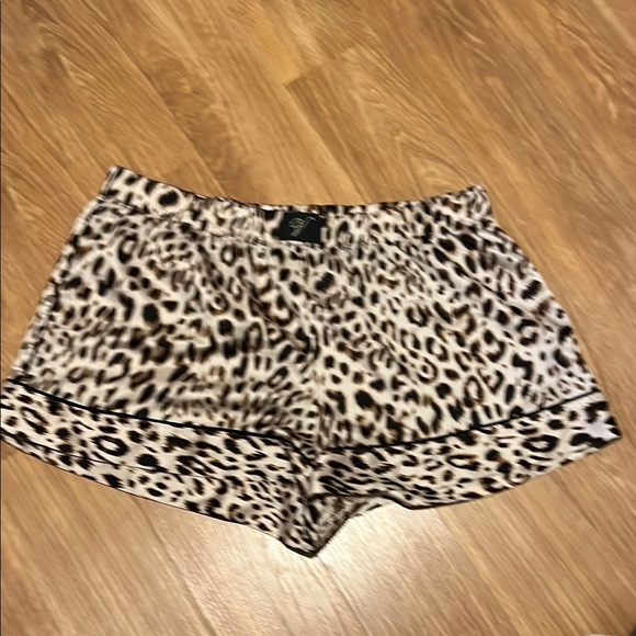 Victoria's Secret Leopard Print Pajama Shorts silky large like new - Picture 1 of 5